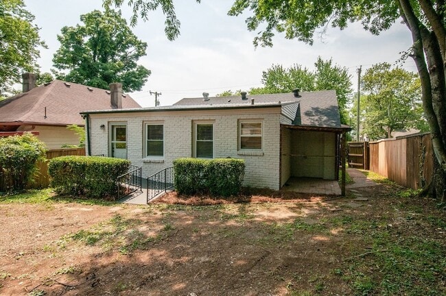 Building Photo - 1006 S Douglas Ave