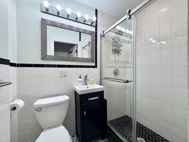 Building Photo - 1584 Beacon St