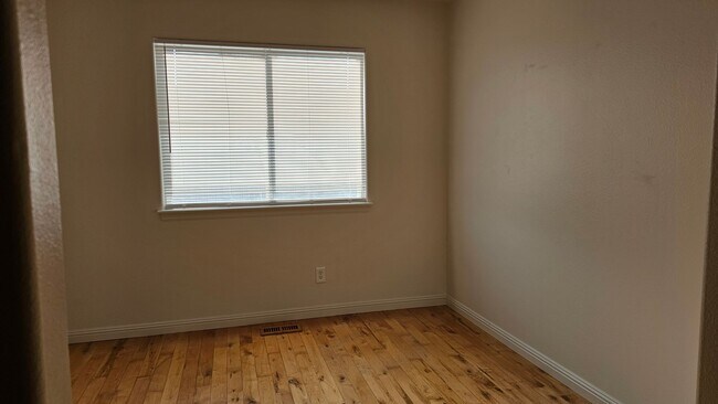 Building Photo - Rare Single-Level 3BR Home w/ Yard & 2-Car Garage