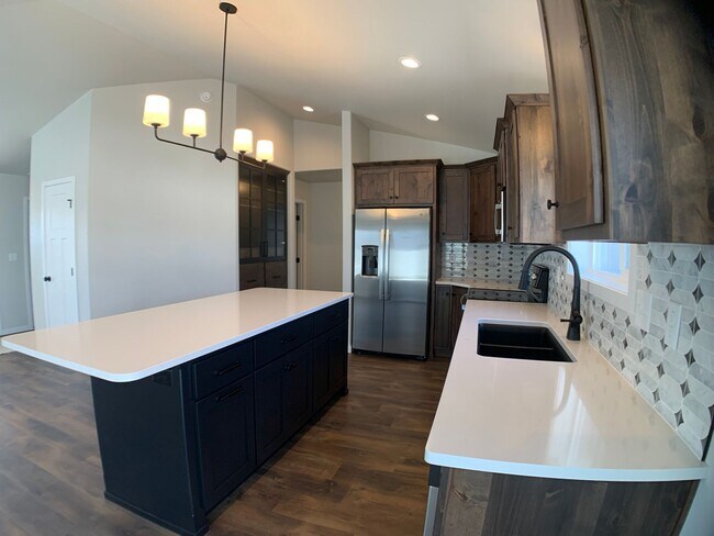 Building Photo - 4 Bed 3 Bath Single Family Home