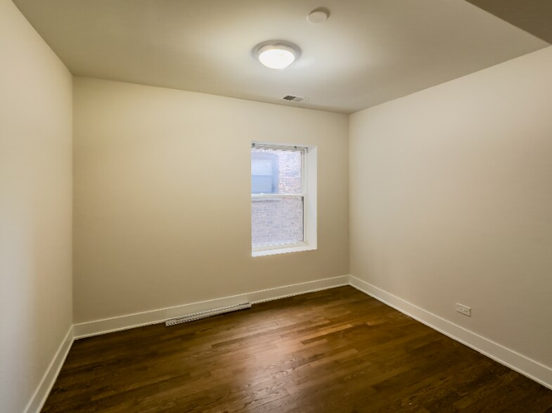 Building Photo - 1517 E 67th Pl