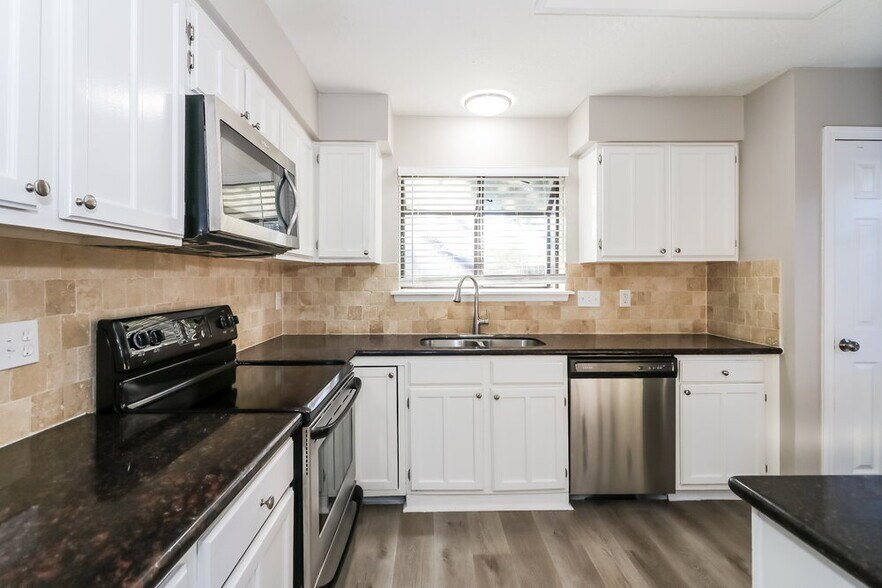 Building Photo - 16751 Dew Drop Ln