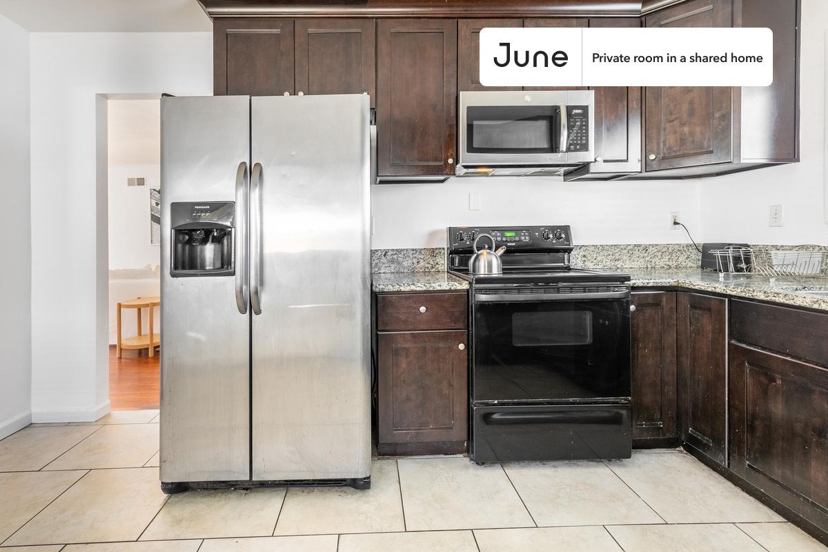Building Photo - Room in Shared 7 bed/3 bath home