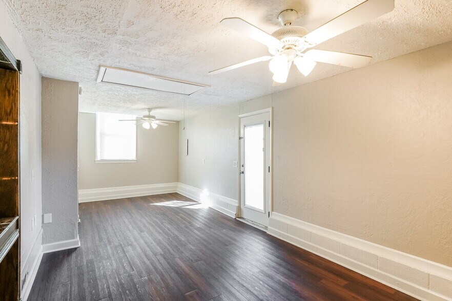 Building Photo - 142 Creekwood Ln