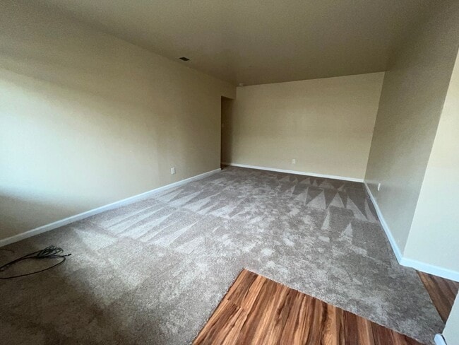 Building Photo - Great 2 BR/1BA /832SF Duplex w/Private 1 C...