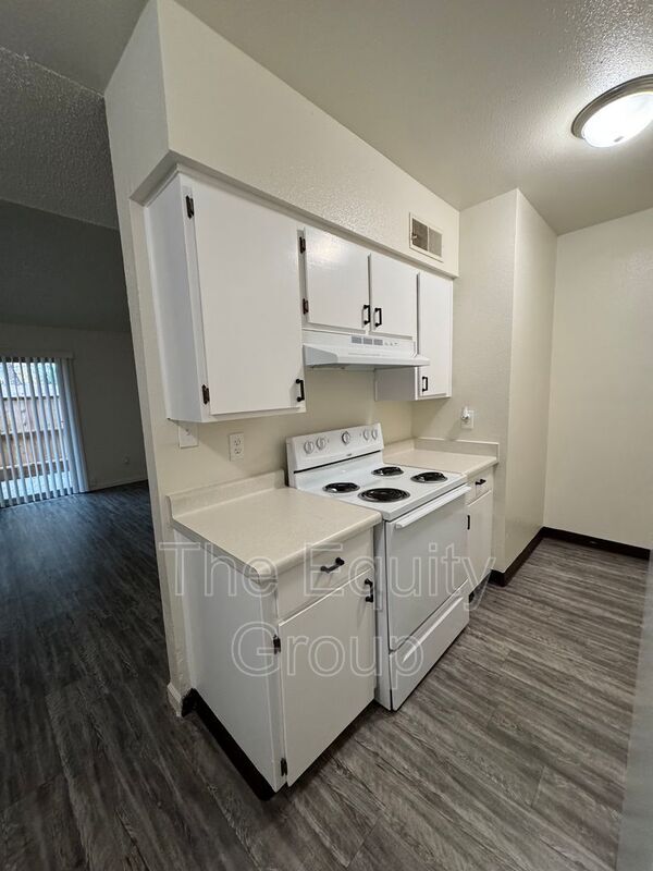 Building Photo - 1402 W Elowin Ave