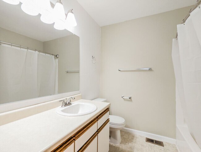 Building Photo - Move in Ready 3bd/2.5bth Townhome in great central location!