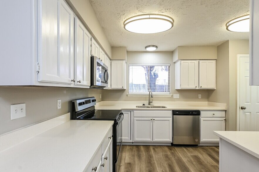 Building Photo - 7411 Skylight Ln