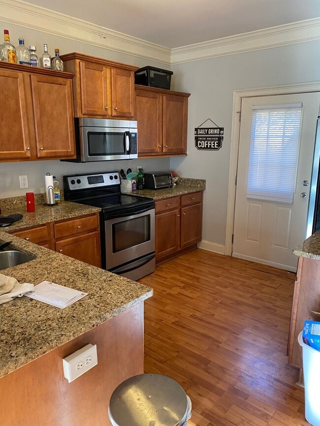 Building Photo - The Verandas on Ruth St.