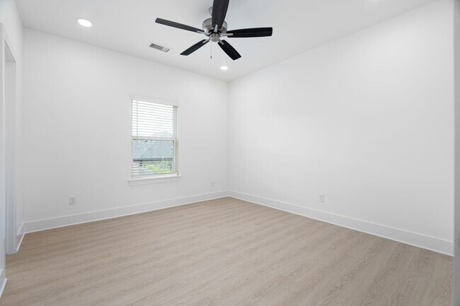 Building Photo - The Chalet at Been Road Villas 3 Bed, 2 Bath