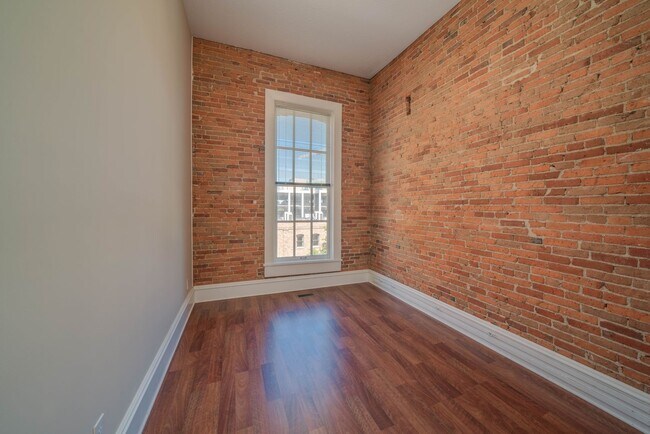 Building Photo - Peregrine 214