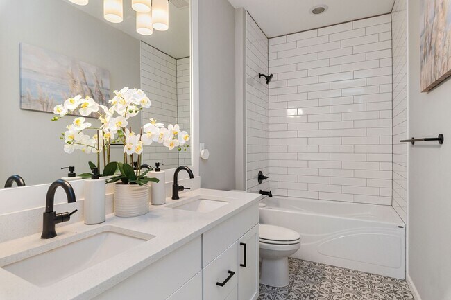 Building Photo - Newly Remodeled 4bed/2.5bath Home in Gig Harbor!