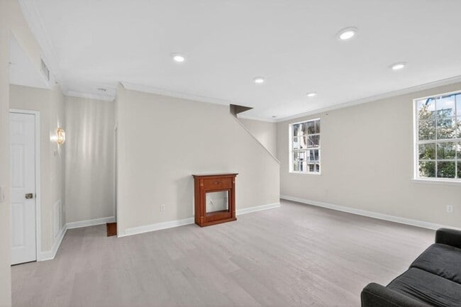 Building Photo - 695 Hibiscus St