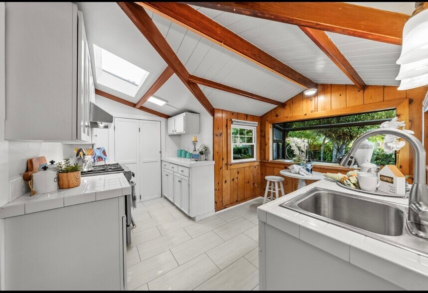 Building Photo - 713 Lighthouse Ave