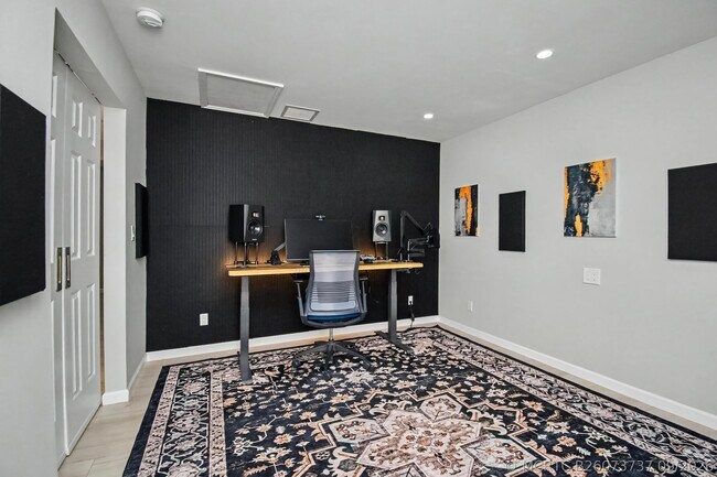 Building Photo - 21460 Laguna Dr