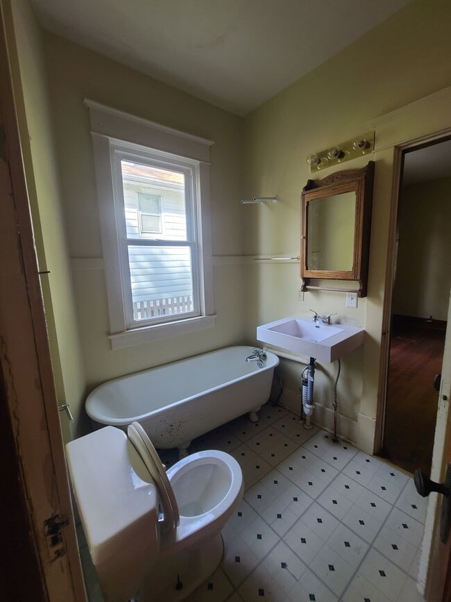 Building Photo - 401 1/2 W Vine St.