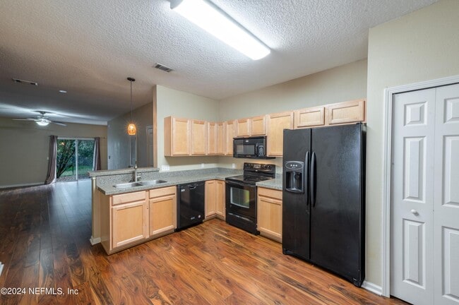 Building Photo - 807 Scrub Jay Dr
