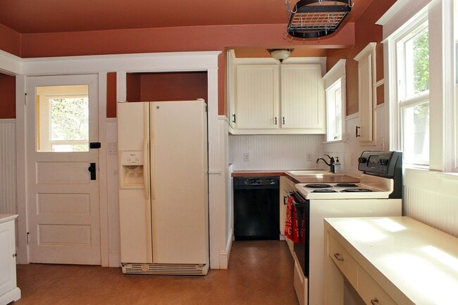 Building Photo - 5002 SE 97th Ave