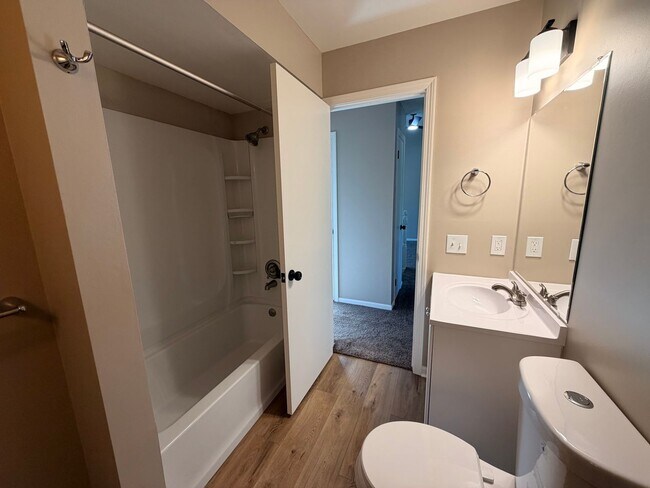 Building Photo - Rockford Schools! 4 Bedroom Duplex