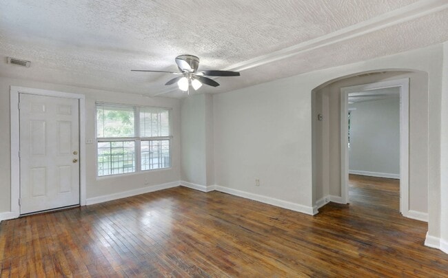 Building Photo - Carriage House apartment, near downtown, w...