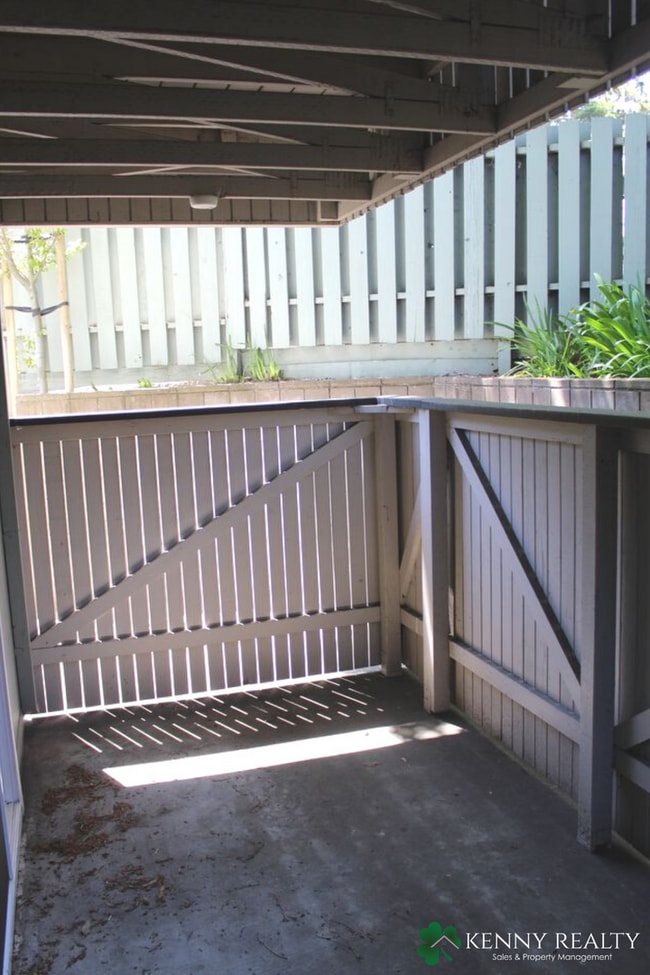 Building Photo - Rare Corner One Bedroom Fully Remodeled w/ In-Unit Laundry