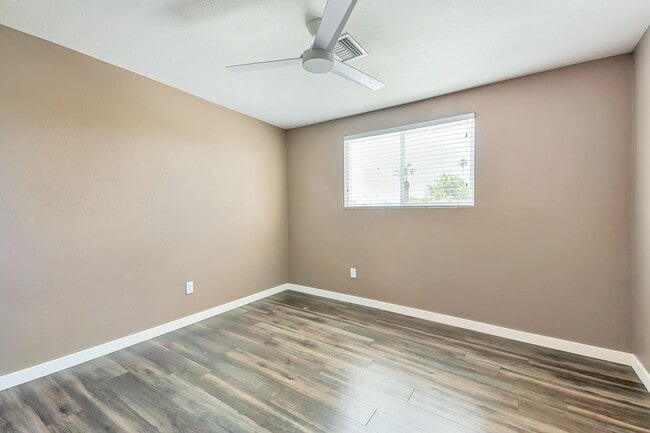 Building Photo - Large 6 Bedroom near Broadway & Rural!  POOL WITH SWIM UP BAR!