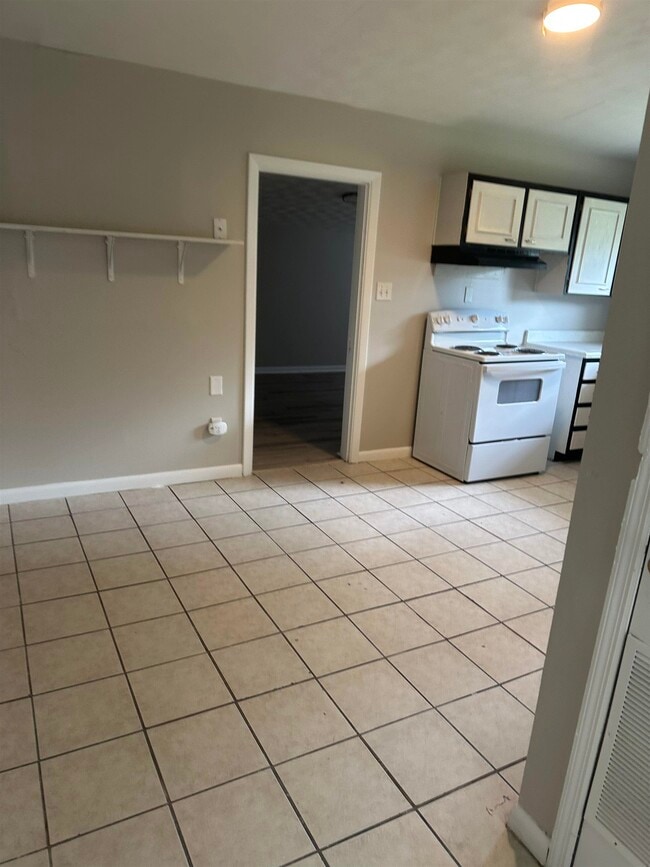 Building Photo - 422 Essex Dr