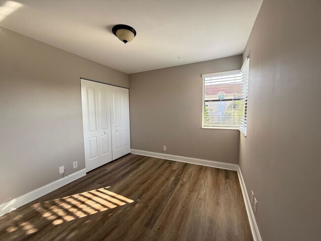 Building Photo - 5781 S Riverside Dr