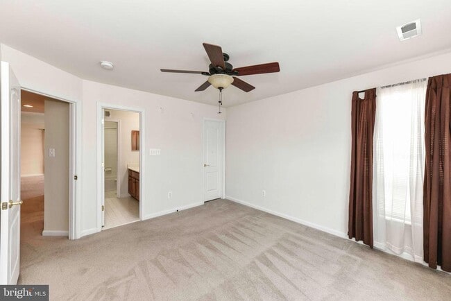 Building Photo - 13592 Village Green Dr