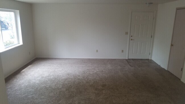 Interior Photo - 1026-1062 Ring St NE