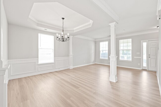 Building Photo - Move-in Ready (Fresh Paint, New Carpet!)