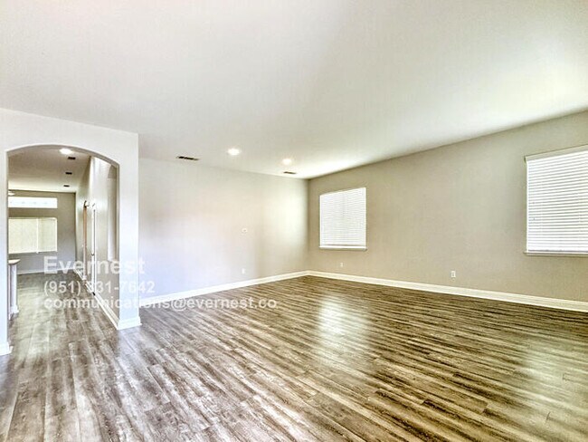 Building Photo - Beautiful 3-Bedroom Home with Fireplace an...