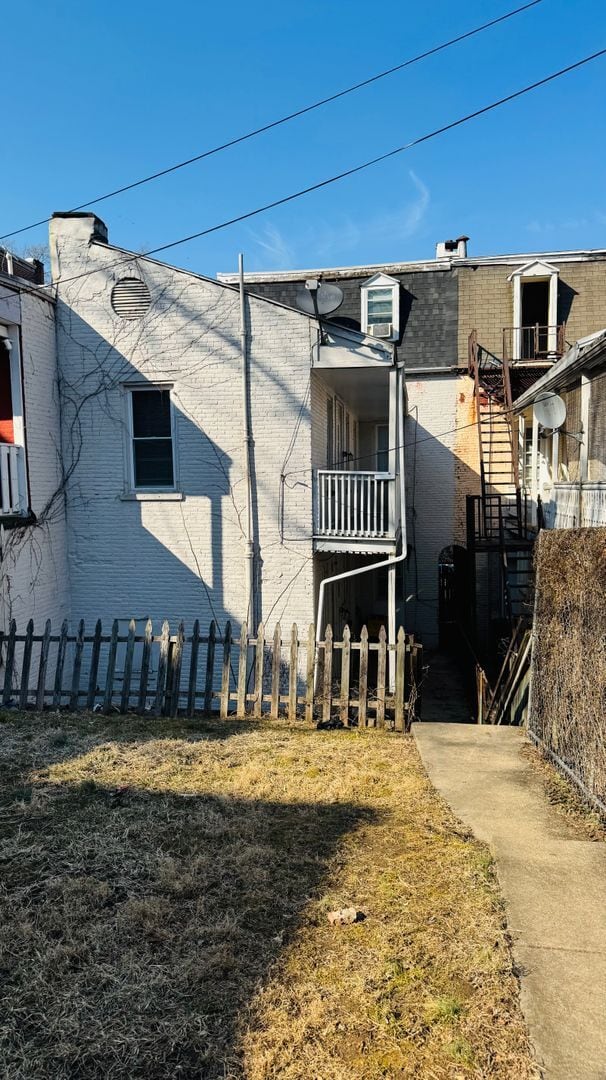 Building Photo - 328 W King St