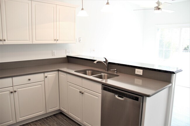 Building Photo - 205 Queenswood Blvd