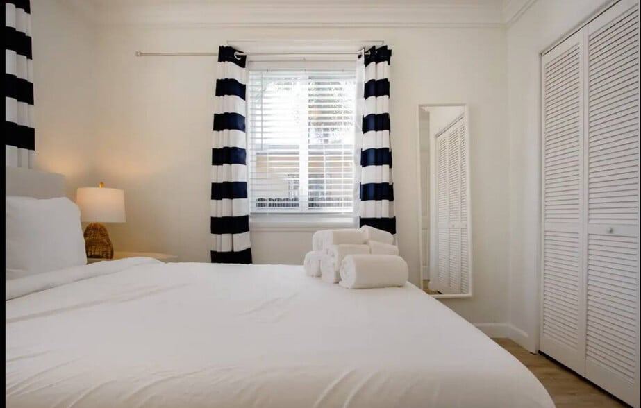 Building Photo - 2160 NW 18th Ter