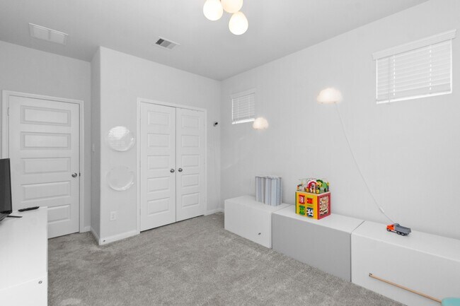 Building Photo - 5426 Oriente Ln