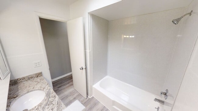 Building Photo - Available July – 4 Bed, 3 Bath Updated Hom...