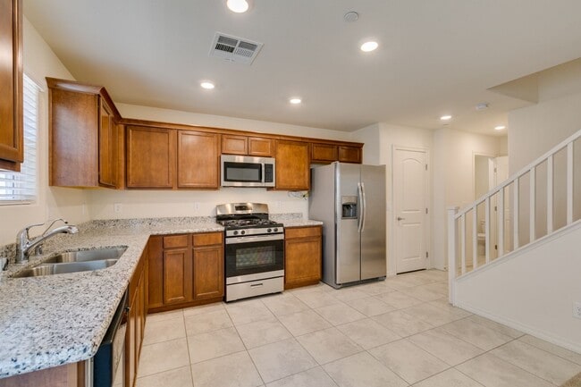 Building Photo - GORGEOUS TOWNHOME*UPGRADED*ALL APPLIANCES*...