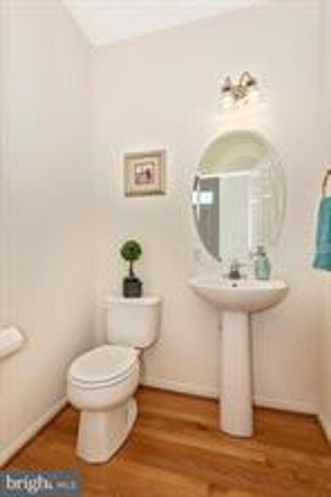 Building Photo - WELL MAINTAINED TOWNHOUSE WITH ONE CAR GARAGE, DECK,