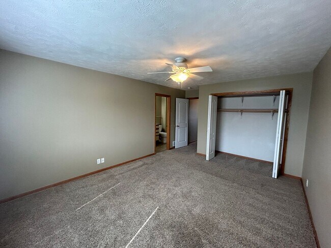 Building Photo - 6630 Shadow Pines Dr