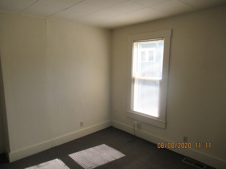 Building Photo - 419 E 12th St