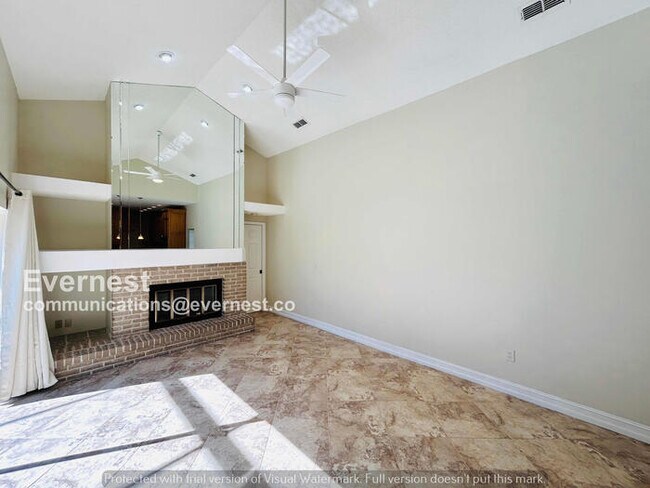 Building Photo - 6 Bed/4 Bath Home with Garage / Pet-Friendly / Available Now!