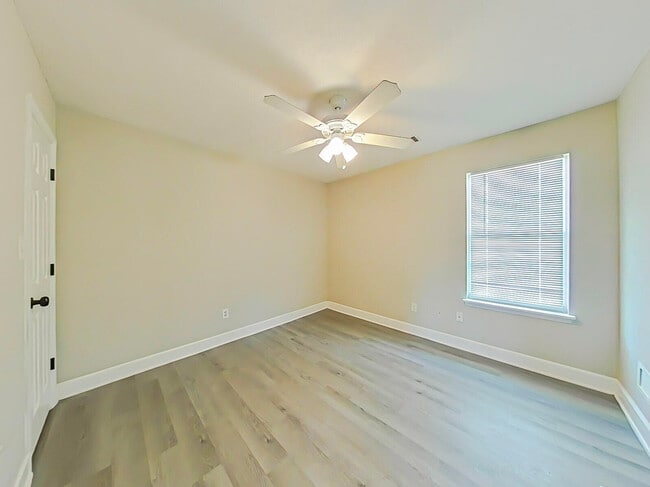 Building Photo - 200 Sarah Creek Ct