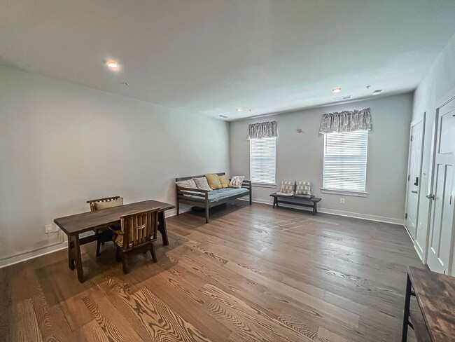 Building Photo - Luxury 3 Bedroom 2.5 Bathroom Brick Townho...