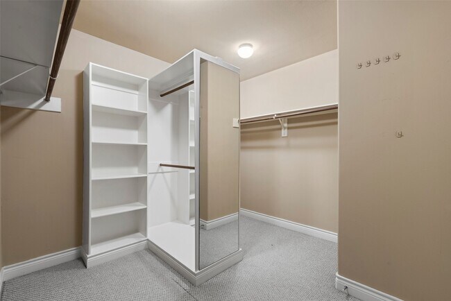 Building Photo - 9125 Harbor Hills Dr