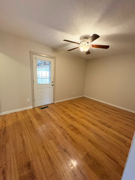 Building Photo - 412 Meadowview Ln