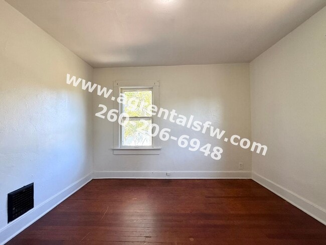 Building Photo - 3 Bedroom House