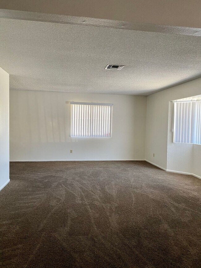 Building Photo - 694 Ironwood St