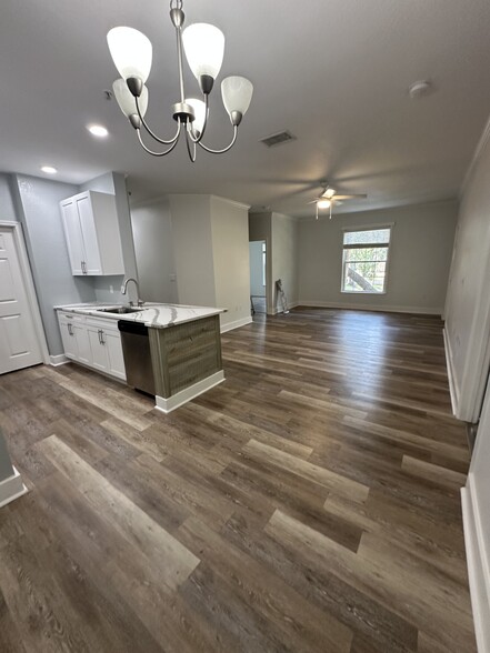 Building Photo - 10123 Courtney Palms Blvd