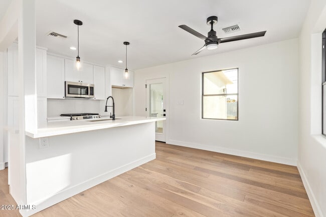 Building Photo - 9042 N 3rd Ave